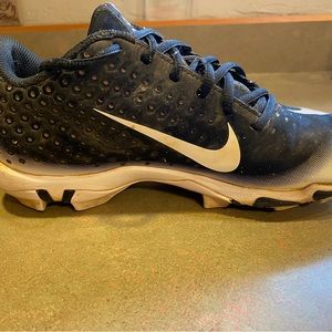 Nike boys Fastflex size 6.5 baseball shoes.